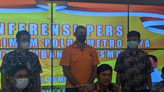 Jumpa pers pengungkapan kasus pencurian dengan modus skimming di Polda Metro Jaya, Jumat (20/5).  Foto: Dok. Istimewa