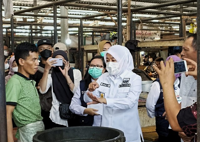 Pemkot Palembang saat mengecek zat berbahaya pada bahan makanan yang dijual di Pasar Tradisional. Foto: Istimewa