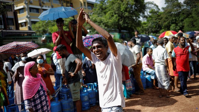 Tak cuma krisis BBM dan LPG seperti terlihat antrean warga di Kolombo, Jumat (20/5/2022), rakyat Sri Lanka juga mengalami krisis pangan. Foto: Adnan Abidi/REUTERS