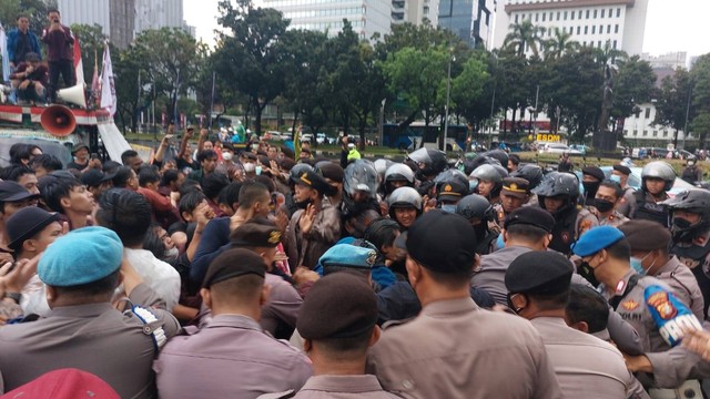 Demo mahasiswa berujung ricuh di Patung Kuda, Jakarta Pusat, Jumat (20/5/2022). Foto: Dok. Istimewa