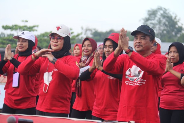 Ratusan Kader PDIP Indramayu Meriahkan Senam SICITA yang Masuk Rekor MURI (5313)