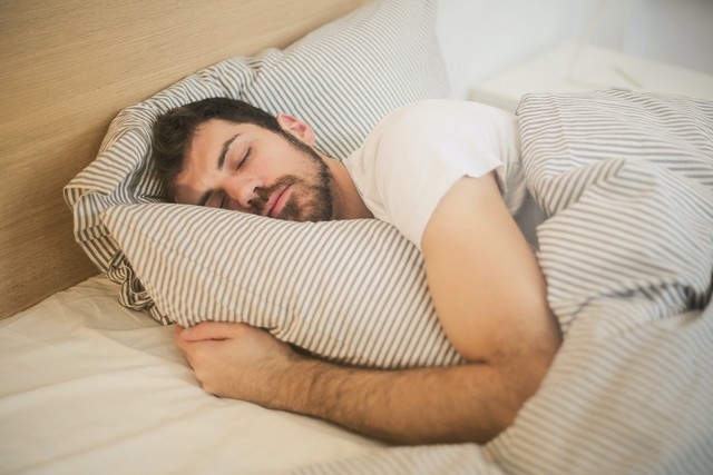 Ilustrasi cara tidur yang baik menurut kesehatan, sumber foto oleh Andrea Piacquadio dari Pexels