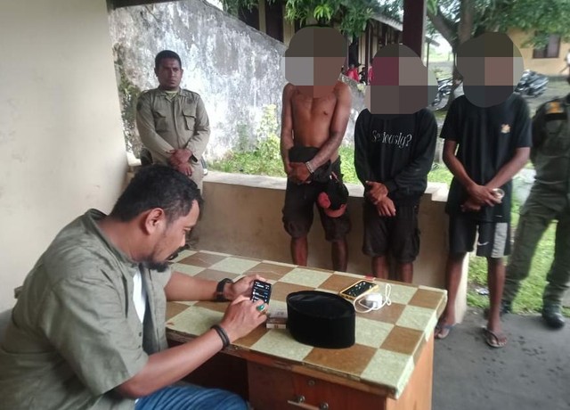 Kepala Satpol PP Kota Ternate, Fhandy Mahmud, menginterogasi 3 remaja yang kedapatan pesta lem di lantai 2 Pasar Barito. Foto: Istimewa