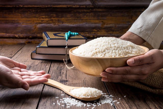 Zakat Fitrah (Sumber: www.shutterstock.com)