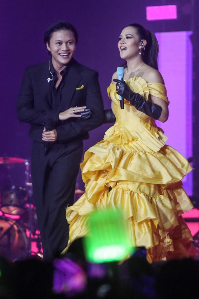 Penyanyi Raisa (kanan) dan Rizky Febian tampil pada acara Allo Bank Festival di Istora Senayan, Jakarta, Jumat (20/5/2022). Foto: Asprilla Dwi Adha/ANTARA FOTO