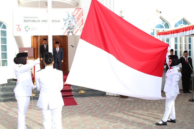 Indonesia Raya berkumandang di Oman saat pengibaran Bendera Merah Putih oleh para pekerja migran Indonesia (17/8/2018). Foto: Dokumentasi KBRI Muscat 