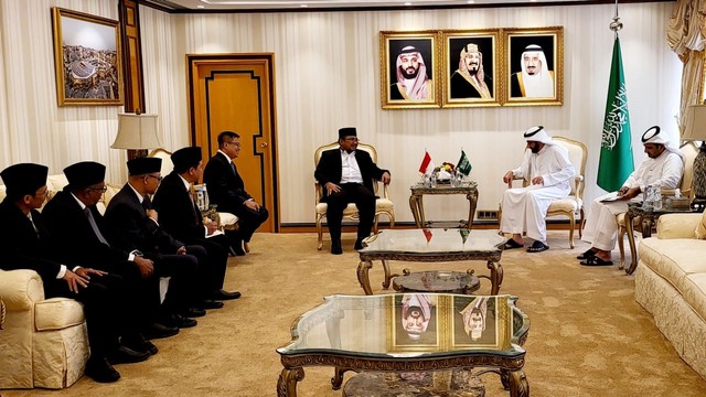 Menteri Agama Yaqut Cholil Qoumas bertemu Menteri Haji dan Umrah Arab Saudi Tawfiq F. Al-Rabiah di Kantor Kementerian Haji dan Umrah, Jeddah, Arab Saudi, Jumat (20/5/2022). Foto: Kemenag RI