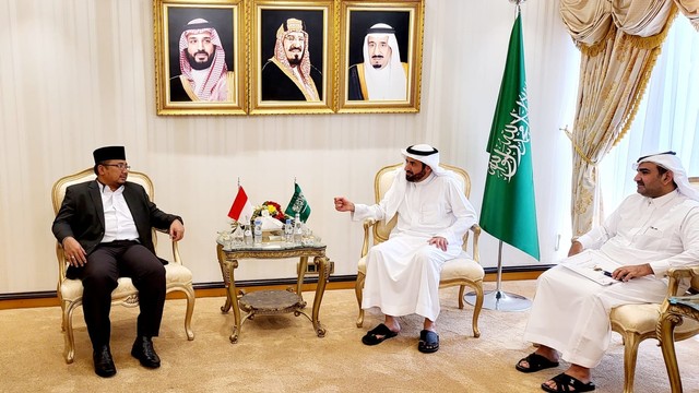 Menteri Agama Yaqut Cholil Qoumas bertemu Menteri Haji dan Umrah Arab Saudi Tawfiq F. Al-Rabiah di Kantor Kementerian Haji dan Umrah, Jeddah, Arab Saudi, Jumat (20/5/2022). Foto: Kemenag RI