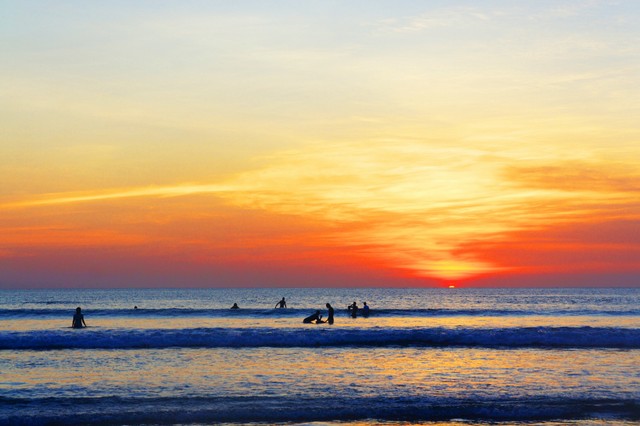 tiket pantai Karang Jahe. sumber foto : unsplash/foto mathari tenggelam di pantai.