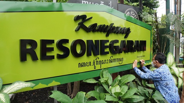 Wakil Wali Kota Yogyakarta, Heroe Poerwadi, saat meresmikan papan nama Kampung Resonegaran. Foto: istimewa.