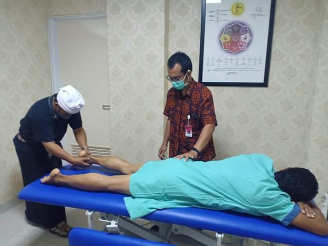 Penanganan paien non medis di Poliklinik Kesehatan Tradisional Rumah Sakit Bali Mandara - Foto: IST