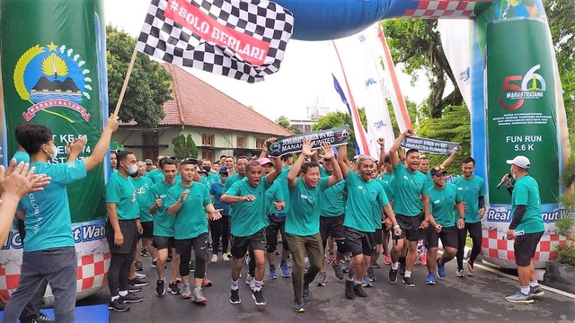 Wali Kota Solo, Gibran Rakabuming Raka, mengibarkan bendera start Fun Run 5,6 K di Makorem 074/Warastratama, Sabtu (21/05/2022). FOTO: Agung Santoso