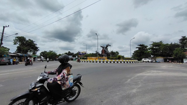 Sejumlah patung orang utan di Bundaran Bahari Kumai bakal dirombak dan diganti sesuai keinginan masyarakat setempat. Foto: Lukman Hakim/InfoPBUN