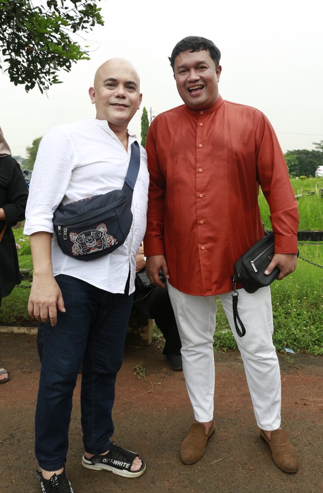 Artis Ozy Syahputra hadir di pemakaman Ivo Nilakreshna di TPU Tanah Kusir, Jakarta, Sabtu, (21/5/2022). Foto: Dok. Agus Apriyanto