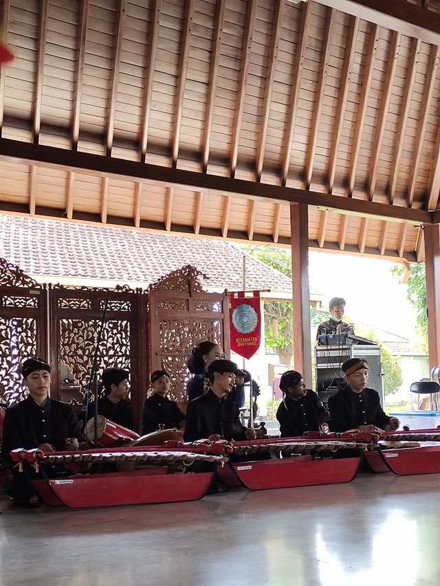 Lengger Banyumas Lestarikan Kesenian Jawa (37699)