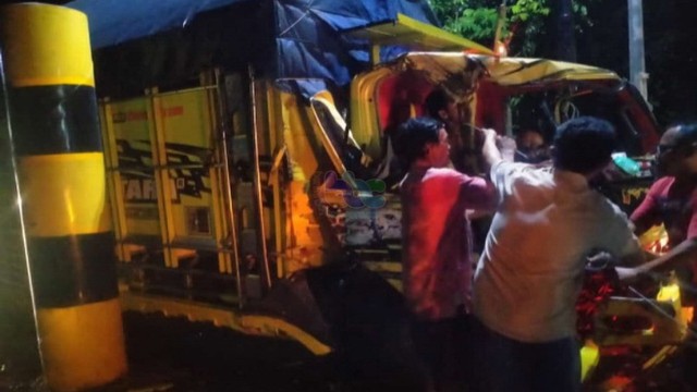 Warga saat mengevakuasi pengemudi truk yang terlibat kecelakaan di Jembatan Kanor-Rengel (Kare), di Desa Semambung, Kecamatan Kanor, Kabupaten Bojonegoro. (foto: dok istimewa)