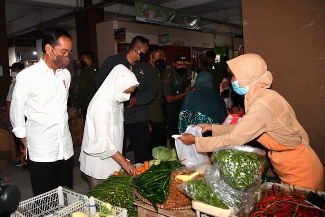 Presiden Joko Widodo berkunjung ke Pasar Muntilan, Kabupaten Magelang, Jawa Tengah, Sabtu (21/5/2022).  Foto: Rusman/Biro Pers Sekretariat Presiden