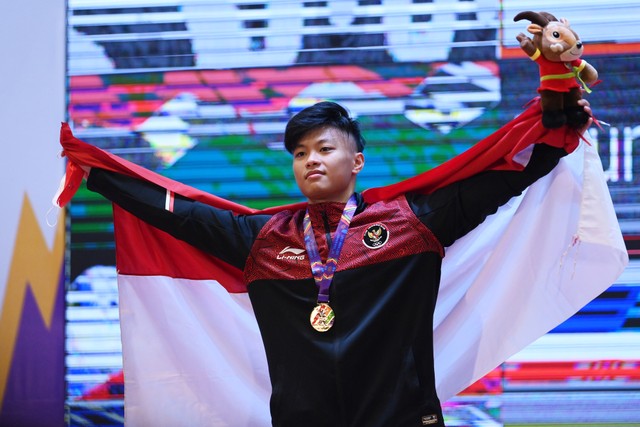 Lifter Indonesia Rahmat Erwin Abdullah berpose dengan medali emas yang diraihnya pada final angkat besi nomor 73 Kg putra SEA Games 2021 Vietnam di Hanoi Sports Training and Competition Center, Hanoi, Vietnam, Sabtu (21/5/2022). Foto: Zabur Karuru/ANTARA FOTO