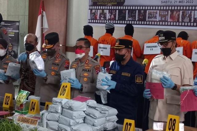 Kapolda Sumbar Irjen Pol Teddy Minahasa (kedua kiri) didampingi Kapolres Bukittinggi AKBP Dody Prawiranegara saat ungkap kasus narkotika jenis sabu-sabu di Mapolres Bukittinggi, Sumatera Barat, Sabtu (21/5/2022). Foto: Alfatah/ANTARA