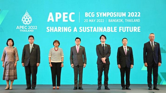 Wakil Perdana Menteri dan Menteri Perdagangan Thailand Jurin Laksanawisit, tengah, berfoto bersama para delegasi di APEC BCG Symposium 2022 di Bangkok, Jumat. Foto: Dok. APEC 