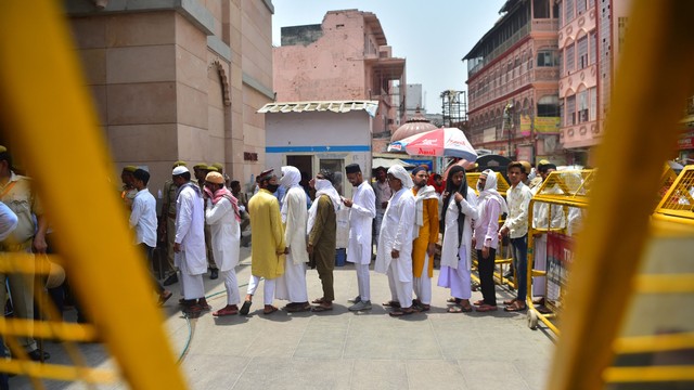 Warga antre untuk memasuki kawasan masjid Gyanvapi di Varanasi, India, Jumat (20/5/2022). Foto: Sanjay Kanoija/AFP