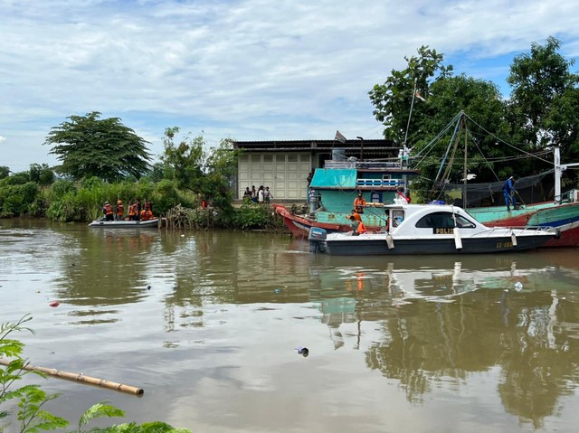 Tim SAR Gabungan mencari korban tenggelam di Sungai Sambong, Kabupaten Batang. (Foto: Dok. Basarnas)
