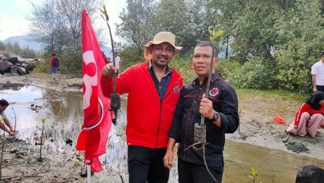 Ketua DPD PDIP Aceh, Muslahuddin Daud, (baju merah) saat menanam mangrove di Ulee Lheue. Foto: Dok. Pribadi