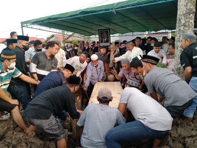 Prosesi pemakaman jenazah eks Komisioner KPU Viryan Aziz di Pemakaman Muslim Danau Sentarum Pontianak. Foto: Lydia Salsabilla/Hi!Pontianak