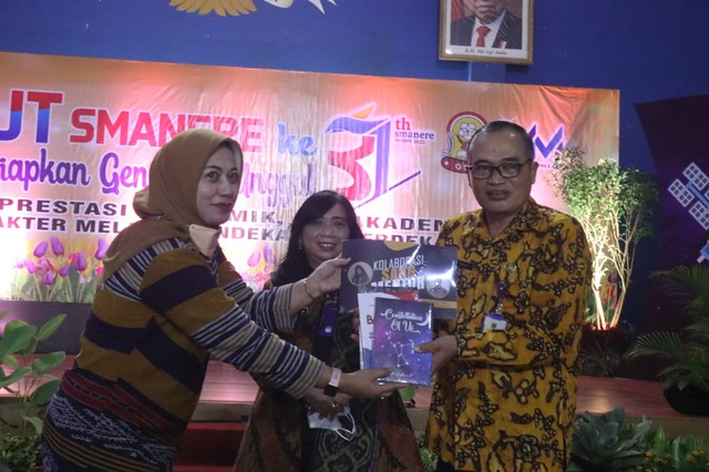 Penyerahan empat buah buku sebagai mahakarya Smanere kepada Dinas Perpustakaan Kabupaten Malang. Foto: Feni Yusnia
