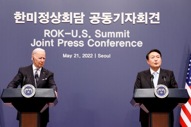 Presiden Amerika Serikat Joe Biden menggelar konferensi pers bersama Presiden Korea Selatan Yoon Suk-youl selama pertemuan bilateral di People's House di Seoul, Korea Selatan. Foto: Jonathan Ernst/REUTERS
