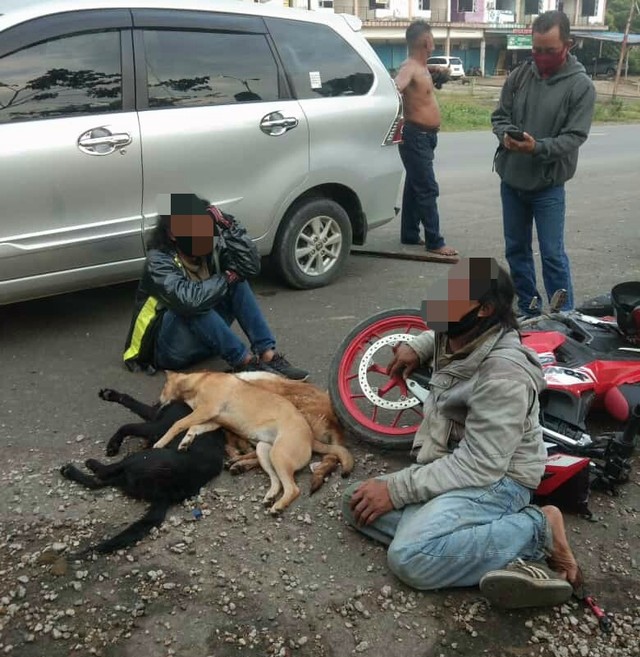 Dua pria yang mencuri dan membunuh anjing diamankan warga di depan RSUD Sekadau. Foto: Dok. Istimewa