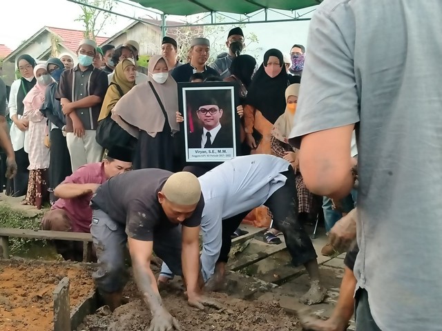 Pemakaman mantan komisioner KPU Viryan Aziz di Pontianak. Foto: Lydia Salsabila/Hi!Pontianak