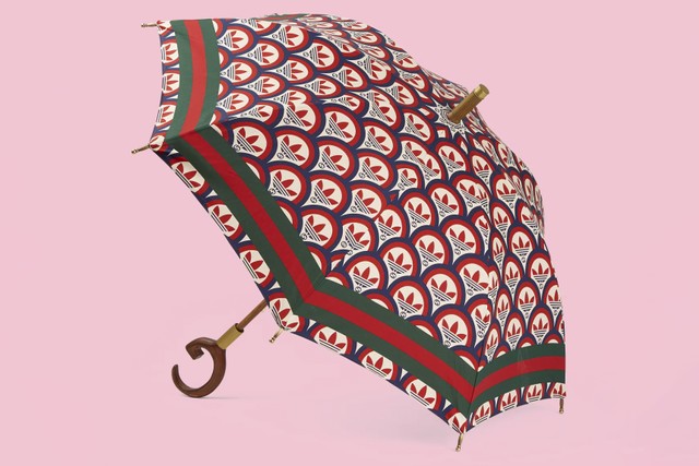 Gucci dan adidas kolaborasi rilis payung mewah "adidas x Gucci sun umbrella" seharga Rp 18 juta, tapi tidak tahan air. Foto: Gucci