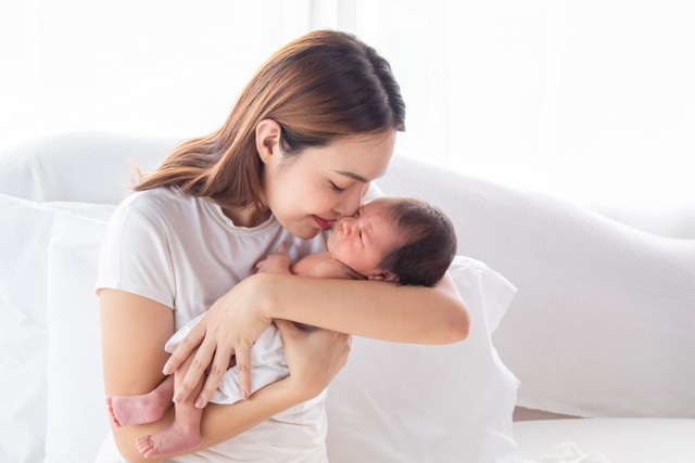 Viral Tradisi Gebrak Bayi Agar Tidak Kagetan, Dokter Anak Jelaskan Bahayanya. Foto: Simplylove/Shutterstock