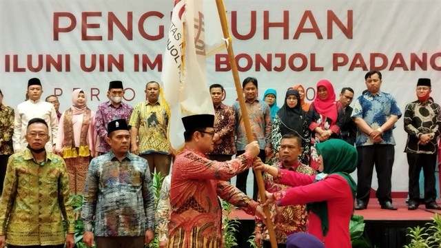 Pengukuhan pengurus Iluni Universitas Islam Negeri Imam Bonjol Padang di Premiere Hotel, Padang, Sabtu 21 Mei 2022. Foto: dok Iluni UIN IB