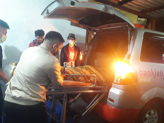 Jenazah Achmad Yurianto diantar menggunakan ambulan RSSA Kota Malang. Foto: M Sholeh