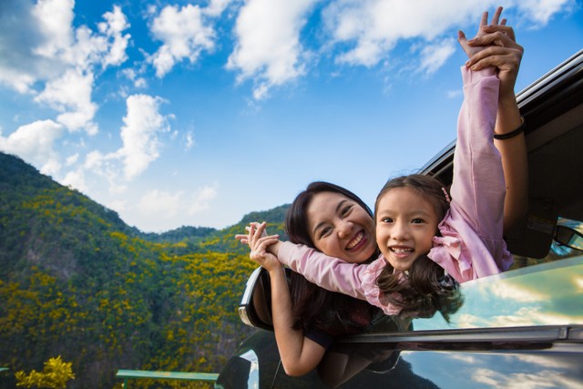 Ilustrasi keluarga berwisata di alam terbuka. Foto: Dan76/Shutterstock