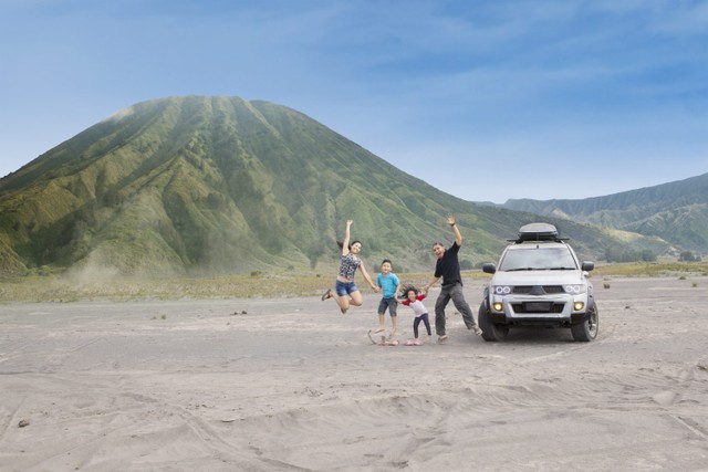 Liburan ke pegunungan bersama keluarga. Foto: Creativa Images/Shutterstock