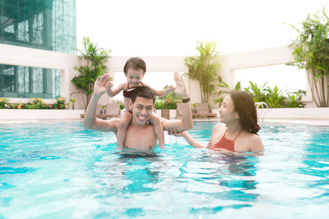 Liburan di hotel bersama keluarga. Foto: Makistock/Shutterstock