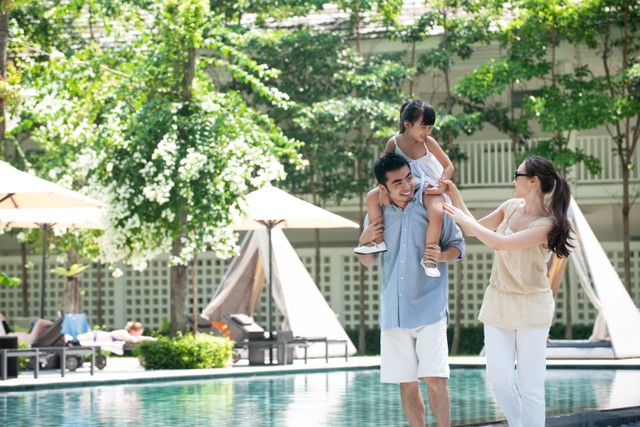 Liburan di hotel bersama keluarga. Foto: merzzie/Shutterstock