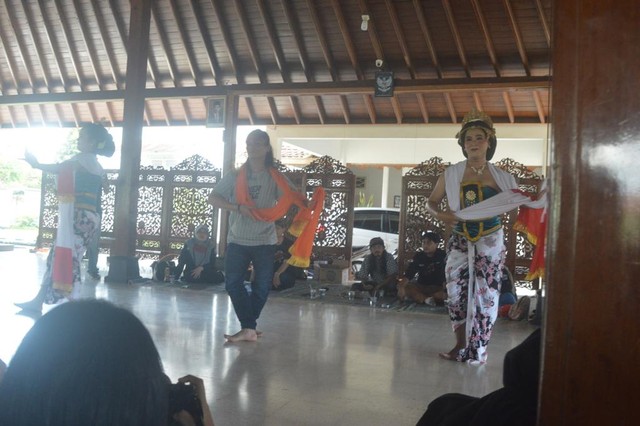 Tokoh kawakan Lengger Lanang, Mas Rianto memeragakan tarian dalam acara Apresiasi Seni Budaya Banyumas yang diselanggerakan Universitas Amikom Purwokerto di Rumah Lengger, Pendopo Duplikat Sipanji Kabupaten Banyumas, Senin 16 Mei 2022.
