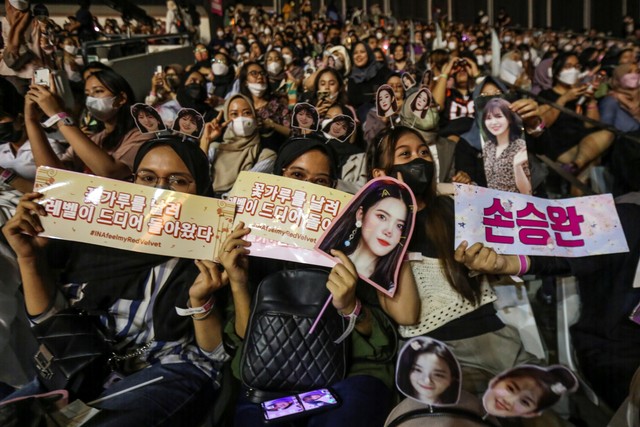 Sejumlah penggemar membawa poster saat menyaksikan penyanyi KPOP Red Velvet dalam acara Allobank Festival di Istora Senayan, Jakarta, Sabtu (21/5/2022). Foto: Asprilla Dwi Adha/ANTARA FOTO