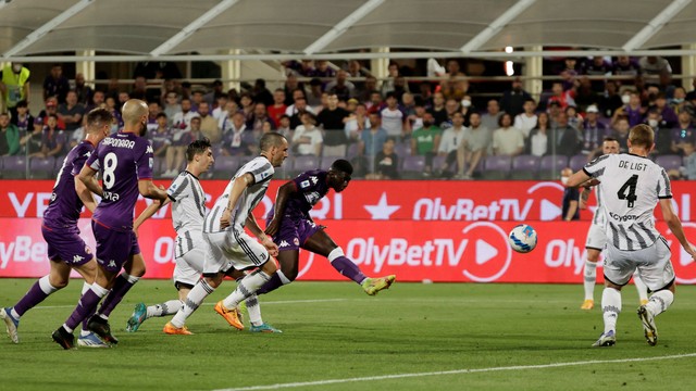 Pemain Fiorentina Alfred Duncan mencetak gol pertama mereka saat hadapi Juventus di Stadio Artemio Franchi, Florence, Italia, Sabtu (21/5/2022). Foto: Ciro De Luca/REUTERS