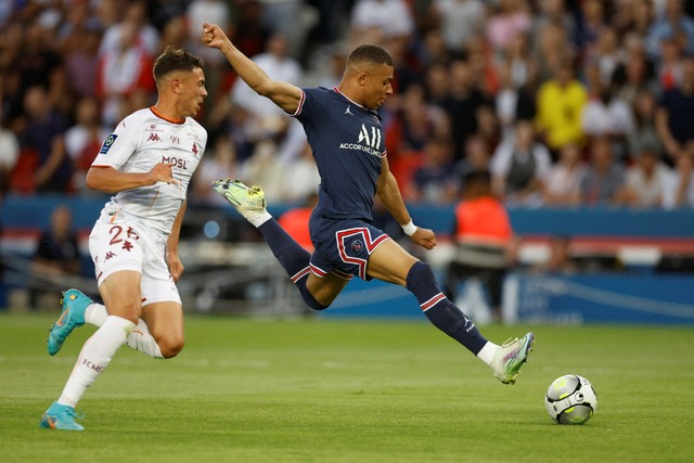 Paris St Germain Kylian Mbappe mencetak gol kedua saat hadapi Metz di Parc des Princes, Paris, Prancis, Sabtu (21/5/2022). Foto: Christian Hartmann/REUTERS