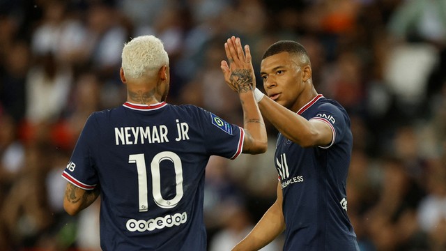 Reaksi pemain Paris St Germain Kylian Mbappe dan Neymar saat hadapi Metz di Parc des Princes, Paris, Prancis, Sabtu (21/5/2022). Foto: Christian Hartmann/REUTERS