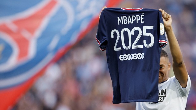 Pemain Paris St Germain Kylian Mbappe mengangkat kaus setelah menandatangani kontrak baru, di Parc des Princes, Paris, Prancis, Sabtu (21/5/2022). Foto: Christian Hartmann/REUTERS