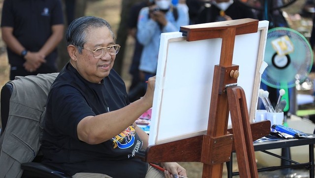 Susilo Bambang Yudhoyono (SBY) melukis bersama anak-anak SD, SMP dan SMA se-Pacitan di Pantai Pancer Door, Pacitan, Jawa Timur. Foto: Instagram/@aniyudhoyono