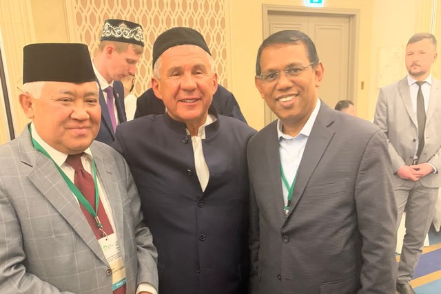 Din Syamsuddin bersama Presiden Republik Tatarstan Rustam Minikhanov dan Wakil Sekjen OKI Dr. Ahmed Sareer, di Kazan, Rusia, Sabtu (21/5/2022). Foto: Dok. Istimewa