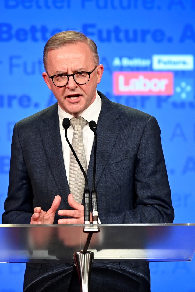 Pemimpin Partai Buruh Australia, Anthony Albanese, memberikan keterangan setelah Perdana Menteri petahana dan pemimpin Partai Liberal Scott Morrison mengakui kekalahan dalam pemilihan umum negara itu, di Sydney, Australia, Sabtu (21/5/2022). Foto: Jaimi Joy/REUTERS