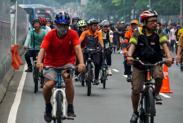 Warga Jakarta kembali berolahraga di Car Free Day (CFD) atau Hari Bebas Kendaraan Bermotor (HBKB), setelah sempat dihentikan akibat pandemi COVID-19, Minggu (22/5/2022). Foto: Iqbal Firdaus/kumparan